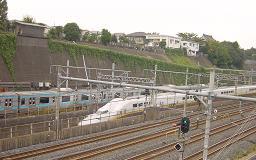 トレインミュージアムを通過する山形新幹線つばさと秋田新幹線こまち