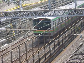 御嶽山駅ホームから見た電車(湘南新宿ライン)